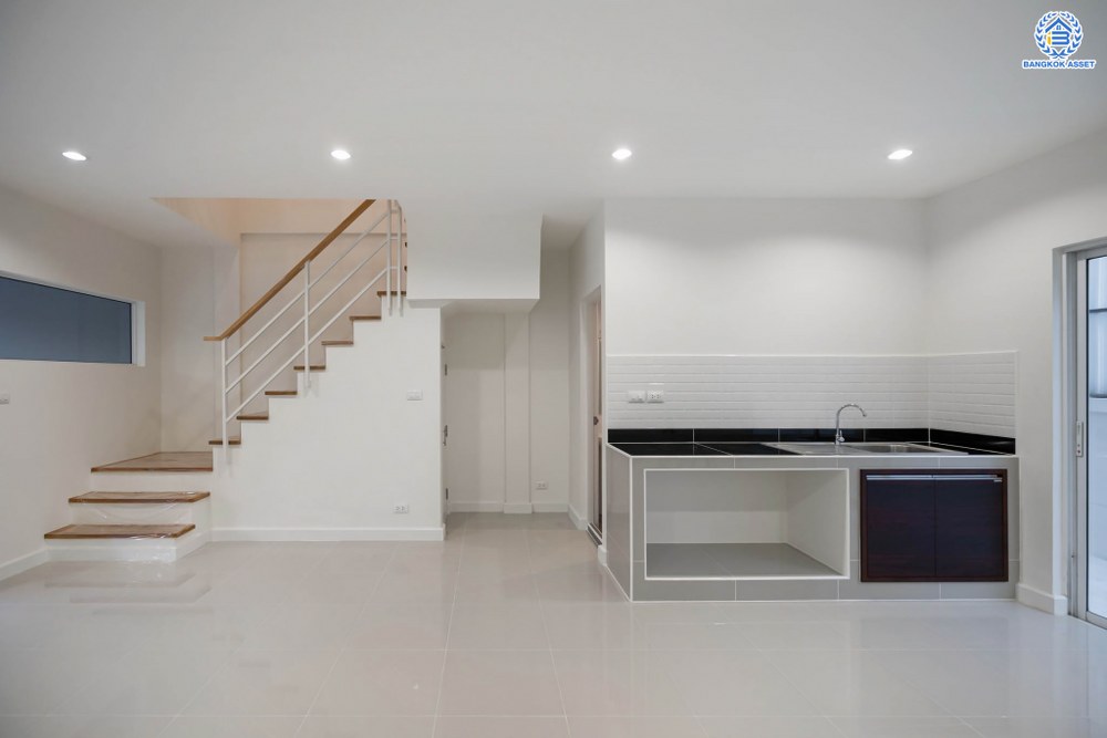 บ้านมือสองตกแต่งใหม่ โครงการ เดอะทรัสต์ทาวน์ ราชพฤกษ์-รัตนาธิเบศร์ จากแบรนด์ Q.House ทาวน์เฮ้าส์หลังใหญ่ ได้เนื้อที่กว่า 23.6 ตร.ว. ฟังก์ชัน 3 ห้องนอน 2 ห้องน้ำ 2 ที่จอดรถ ตั้งบนทำเลเชื่อมต่อใจกลางเมือง  ติดถนนราชพฤกษ์ ใกล้รถไฟฟ้าสายสีม่วง "สถานีบางรักน้อยท่าอิฐ"